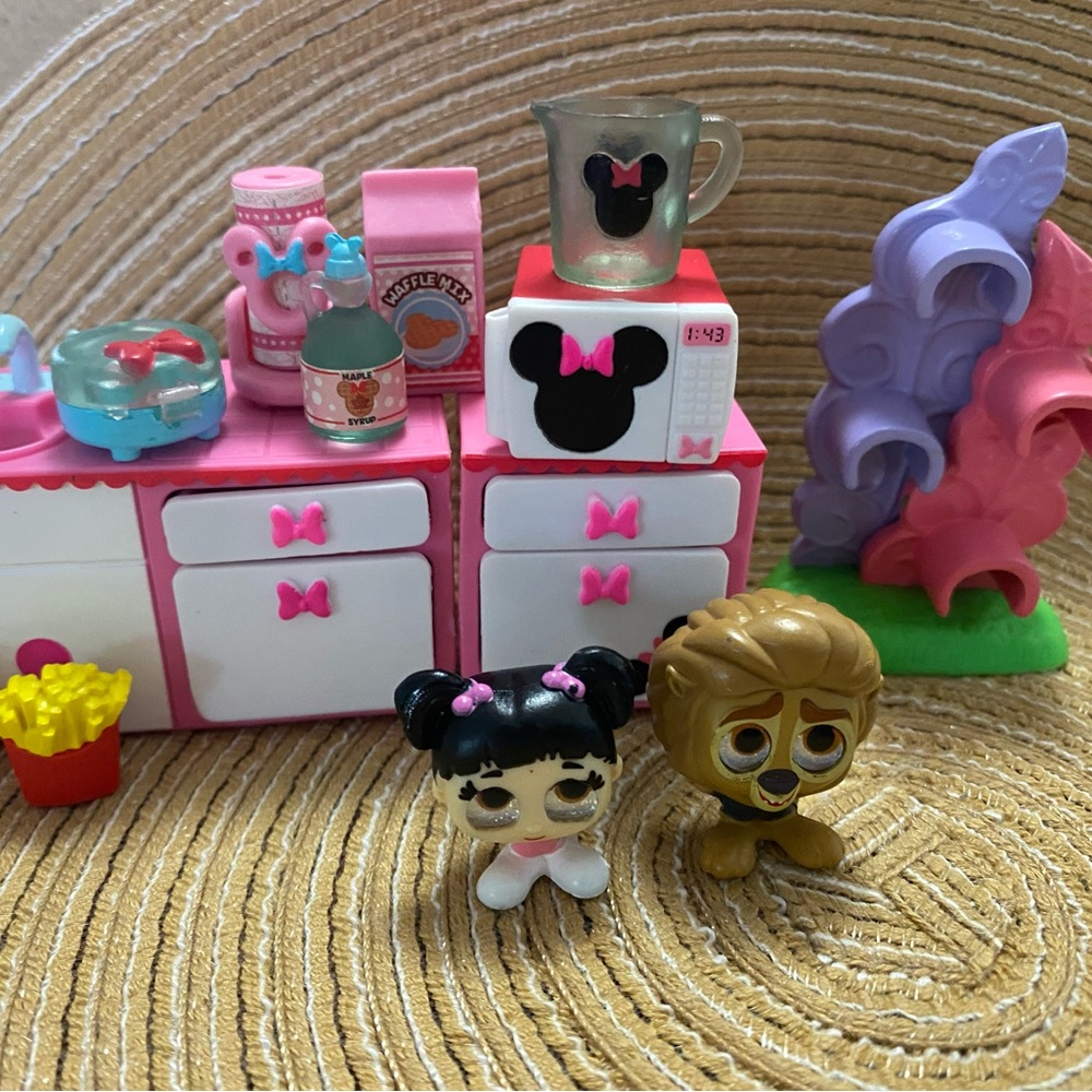 Pink and White Minnie Mouse Kitchen Set with 2 Doorables